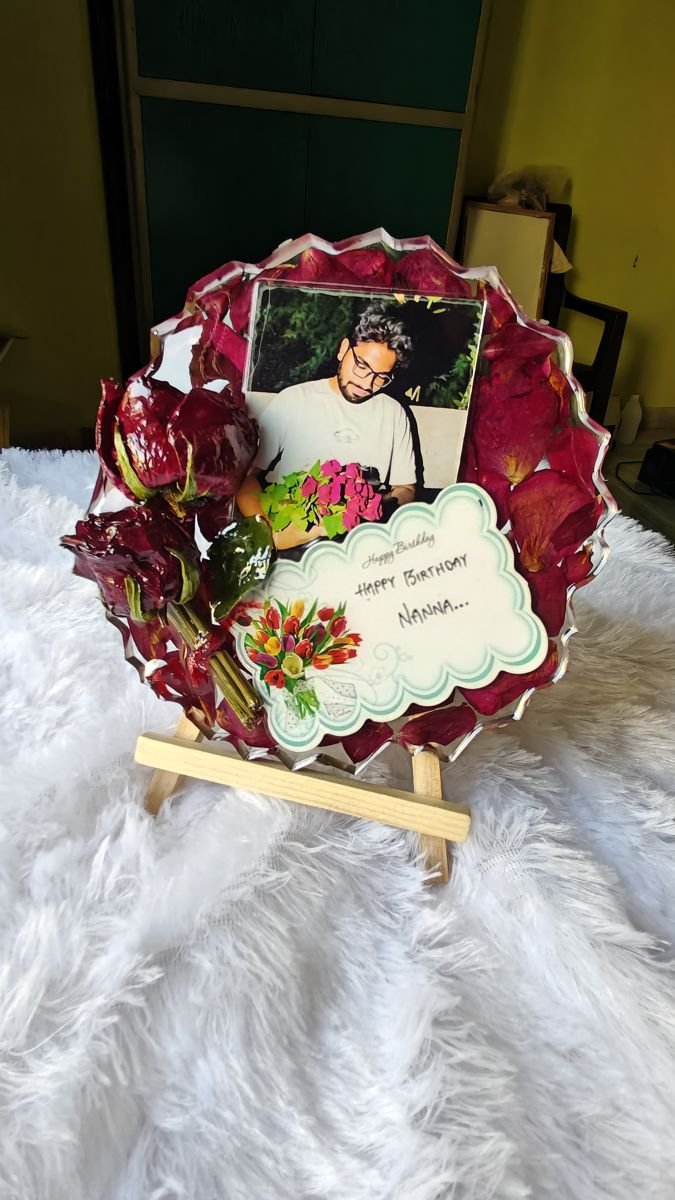 Round resin frame with a photo, preserved roses and a handwritten note